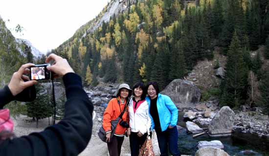 游客在富蕴县可可托海国家地质公园拍照(图)