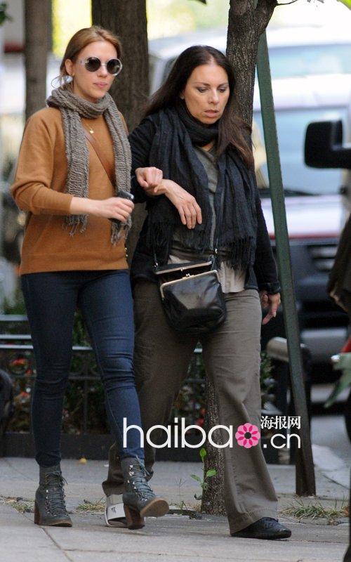 斯嘉丽·约翰逊 (scarlett johansson) 陪妈妈散步