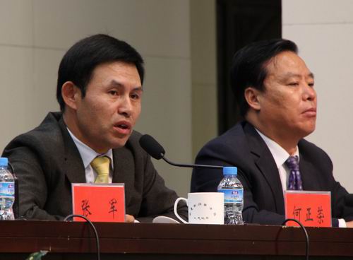 宁夏博览局副局长何正荣(左)回答记者提问