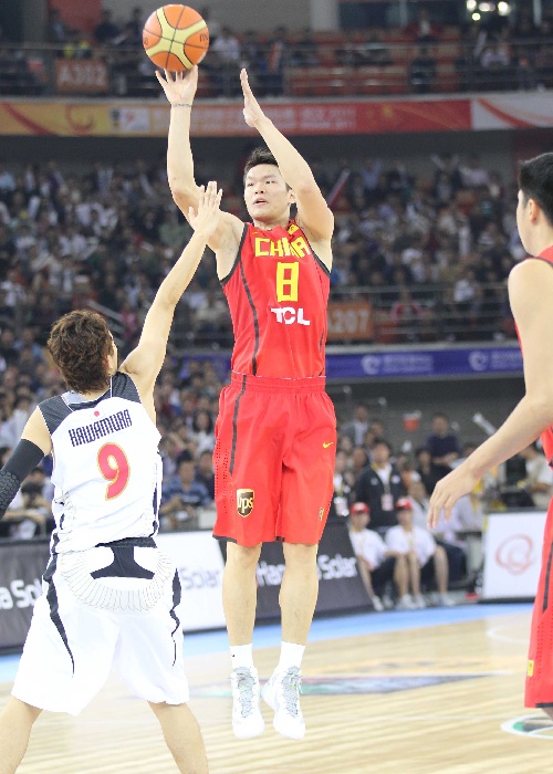 男篮图片        9月21日,中国队球员朱芳雨(上)在比赛中投篮