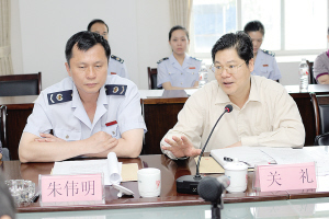 推进依法行政自治区地税局局长关礼,总会计师朱伟民与企业座谈.
