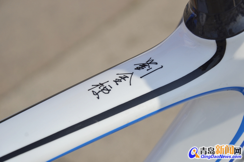 “天价自行车”上，还有捷安特董事长刘金标亲笔签名