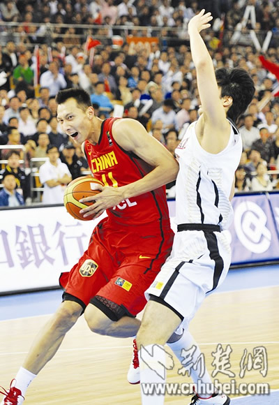 中国男篮大胜日本男篮 今晚八强淘汰赛迎战黎