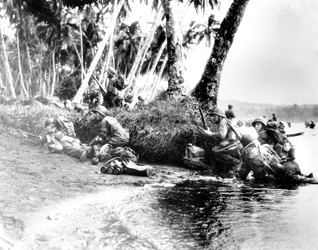1942年8月,美海军陆战队在瓜达尔卡纳尔岛