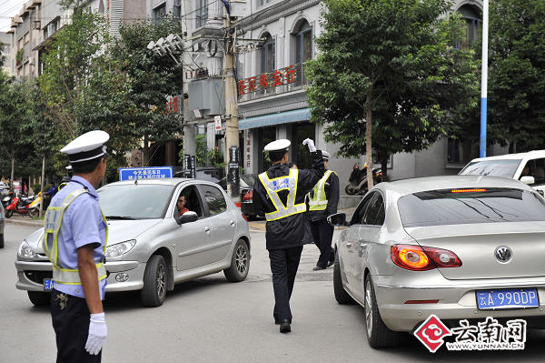 阴雨天气,昆明交警上路执勤,指挥疏导车辆