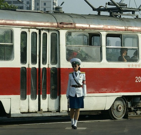 揭秘朝鲜特色之漂亮女交警(组图)