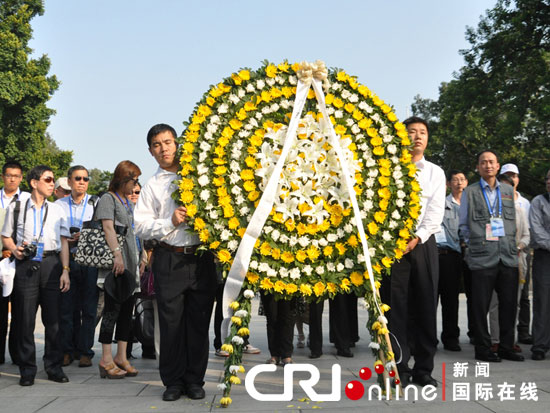 "寻访辛亥足迹"采访团与海外华媒代表一起祭拜黄花岗烈士(组图)