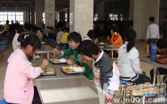 记者 邱茂盛 实习生 鲍珊 通讯员 叶久状       9月1日,嘉祥县一中