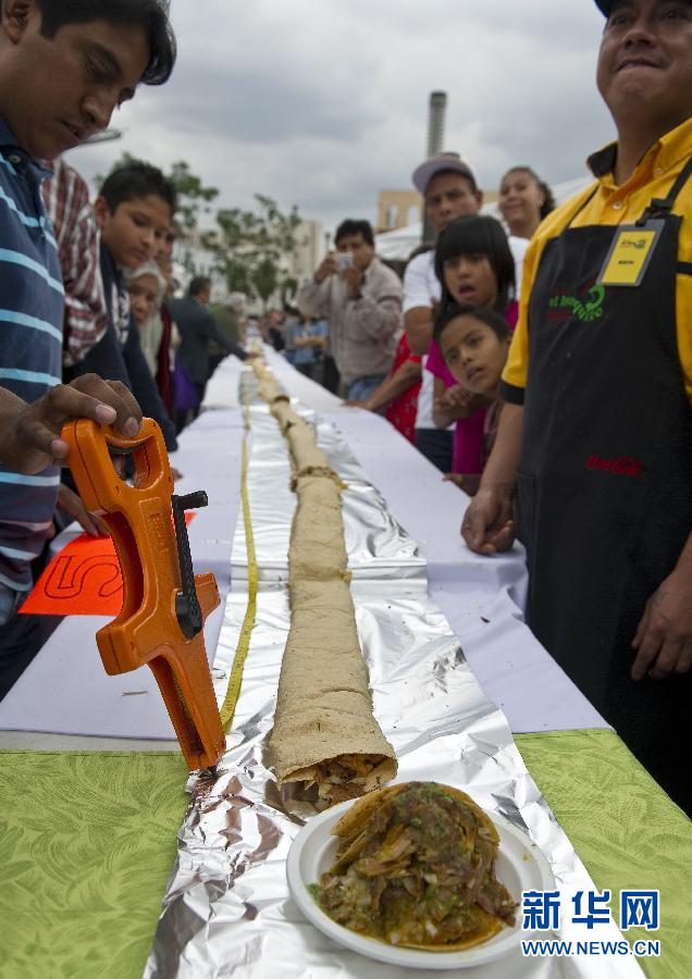 高清:50米超长墨西哥卷饼出炉 有望破世界记录