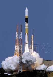 日本宇宙航空研究开发机构和三菱重工业公司23日下午1点36分在种子岛宇宙中心成功发射了搭载情报收集卫星“光学4号”的H2A火箭。(共同社)