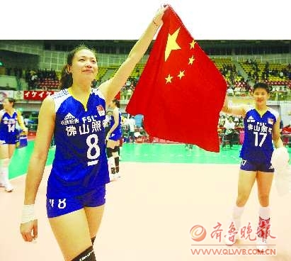 魏秋月举起了国旗,庆祝来之不易的冠军. 新华社发