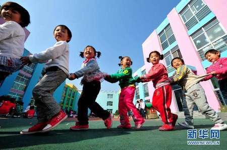9月21日,陕西省神木县第二幼儿园的小朋友们在操场上玩耍.