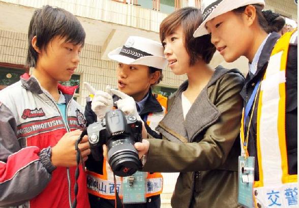 9月23日,民警正在跟聋哑学习交通安全手语.