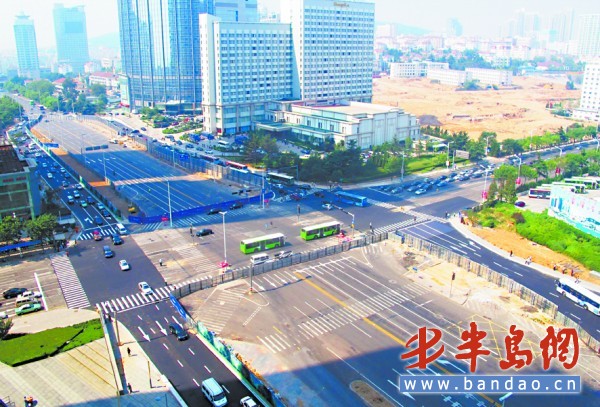 周末车流量下降,给了香港中路与山东路路口施工调流一个缓冲的机会。9月24日上午,记者在探访时发现,虽然当天调流区域的交通情况良好,但是众多市民对调流路线以及交通管制的情况不太熟悉,五四广场内开放的路段竟没有车通过,闽江路已经设为单行但仍然双向有车。记者从市南交警大队了解到,施工路口将安装4处信号灯,延安三路、香港中路等部分路段将安装隔离护栏,限制车辆随意穿路转弯,此外,调流辅道占据原人行道,目前也设置了两处新人行道。 现场 周末缓冲,调流区未现堵车 有了周末的缓冲,山东路与香港中路这一重