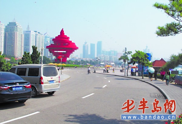 周末车流量下降,给了香港中路与山东路路口施工调流一个缓冲的机会。9月24日上午,记者在探访时发现,虽然当天调流区域的交通情况良好,但是众多市民对调流路线以及交通管制的情况不太熟悉,五四广场内开放的路段竟没有车通过,闽江路已经设为单行但仍然双向有车。记者从市南交警大队了解到,施工路口将安装4处信号灯,延安三路、香港中路等部分路段将安装隔离护栏,限制车辆随意穿路转弯,此外,调流辅道占据原人行道,目前也设置了两处新人行道。 现场 周末缓冲,调流区未现堵车 有了周末的缓冲,山东路与香港中路这一重