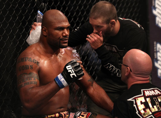 组图:UFC135期琼斯卫冕金腰带 狼人倒地遭暴