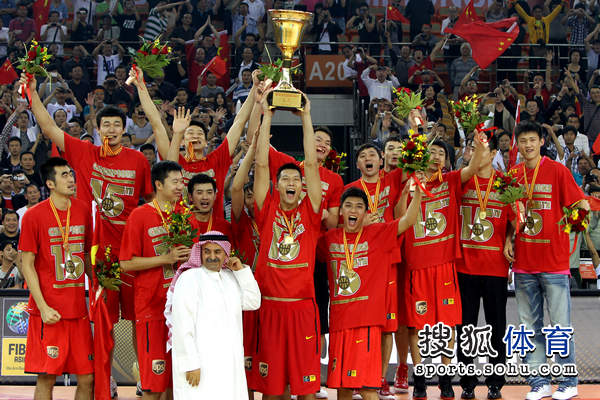 中国男篮高举奖杯