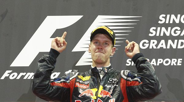 图文:f1新加坡大奖赛正赛 维特尔双手竖起食指