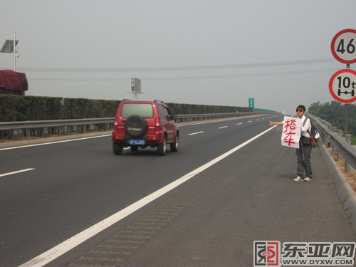 俩女大学生搭35辆顺风车 9天穷游3000多公里