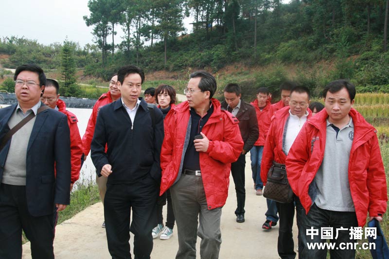 中央台走基层小组在赫章县平山乡中寨村采访_新闻图站
