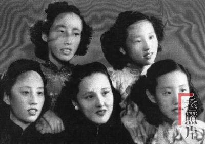 袁克桓的五个女儿:袁家英(前中)、袁家(前左)、