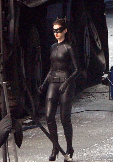 我们已经看过安妮海瑟薇(anne hathaway)的猫女(catwoman)骑车的造型