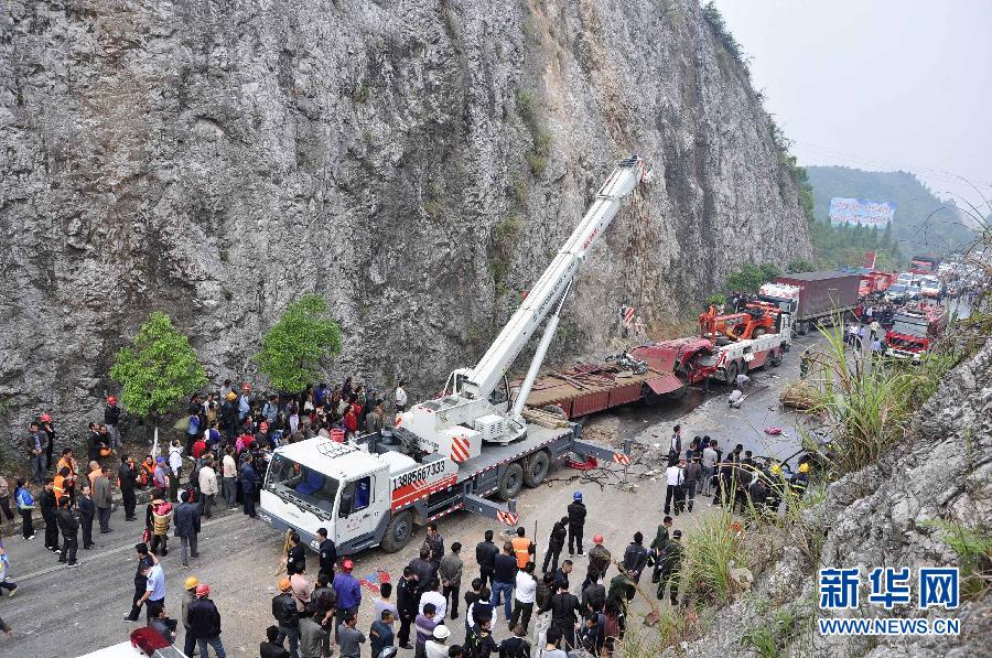 贵州玉铜公路发生交通事故 4人死亡 部分二氧化硫泄漏_新闻图站_中国