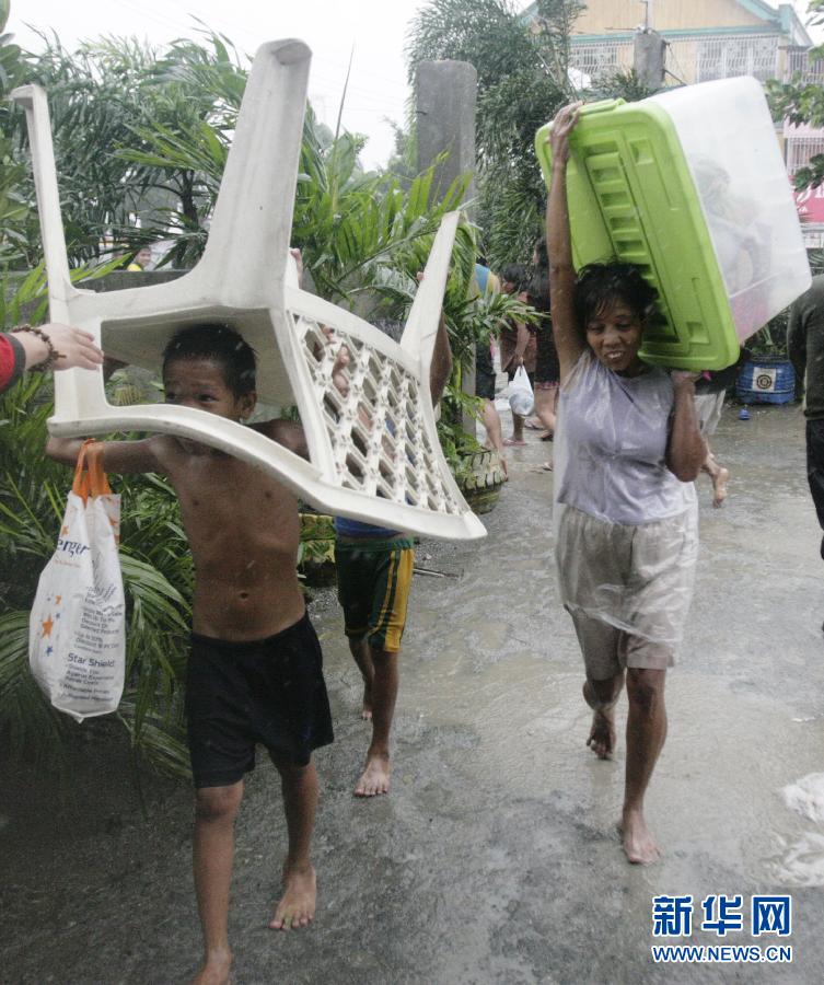 台风纳沙袭击菲律宾 数千人被迫撤离家园_新