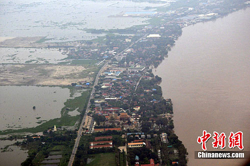 柬埔寨洪灾近百人死亡 空中俯瞰金边市郊水灾