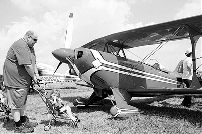 美国拉波特举办古董飞机和汽车展[组图]