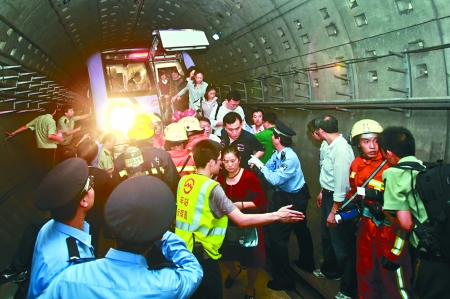 上海地铁追尾+271人受伤(图)
