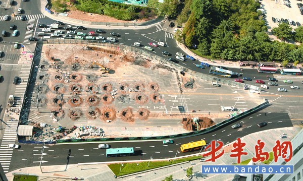 地铁五四广场站近日正式封闭施工,原先敲定的调流方案发挥作用。9月27日,记者探访发现 ,因待转车道的辅助信号标志不明显,和山东路主路信号灯又不一致,部分车主行进受困扰。据悉 ,目前交警部门正在对信号灯进行迁挪。此外,预计国庆黄金周外地游客将骤增,市南交警表示不排除对外地牌照车辆实行局部限行的可能。 计划拓宽南京路部分路段 27日,青岛地铁建设指挥部就地铁五四广场站调流方案召开媒体通报会。调流前两天正赶上周末,出行的车辆较少;部分车主得知山东路与香港中路交会处实行调流,也提前绕行。市南交警大队
