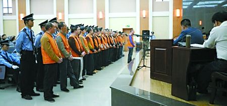 昨日,沙区法院,"金龙玉凤"涉黑案团伙成员法庭受审.孙怀君 摄