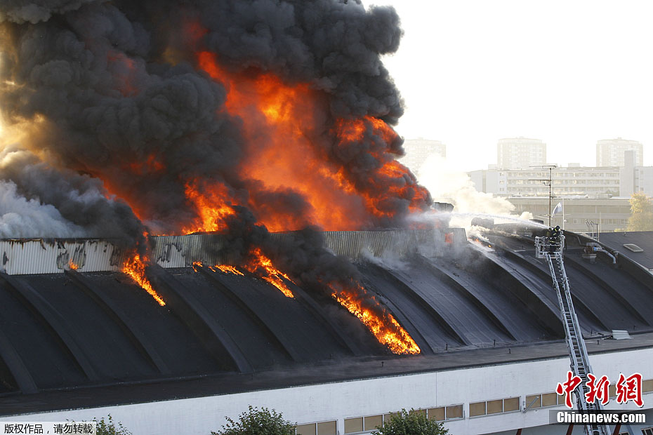 欧洲最大私人体育馆发生火灾 正承办情色世界