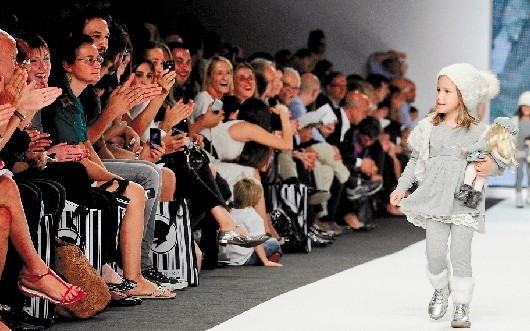 9月27日,在意大利米兰时装周上,可爱的小模特在一场儿童慈善时装秀上