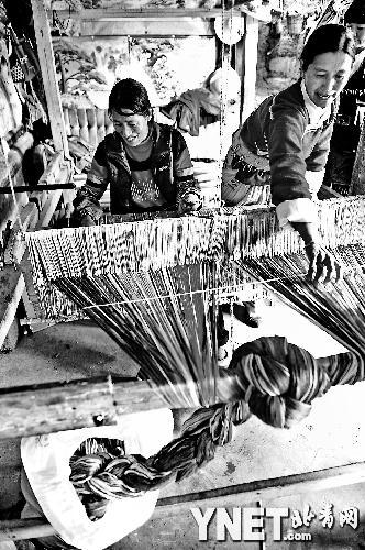 摩梭织女手工纺挑战流水线