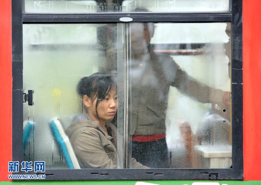 9月29日,大街上公交车的窗户上已经上霜.新华社记者 王松 摄