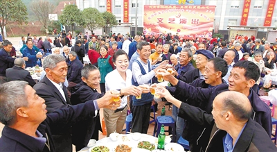 巴南区鱼洞街道金竹村,老人们在村里举办的长寿宴上举杯庆祝重阳节的
