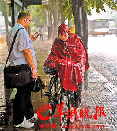 纳沙带雨,广州街头狼狈的路人\/多图