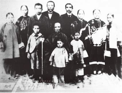 中坐孙母杨太夫人,前立次女孙婉,左立儿子孙科,右立长女女孙娫;后排左