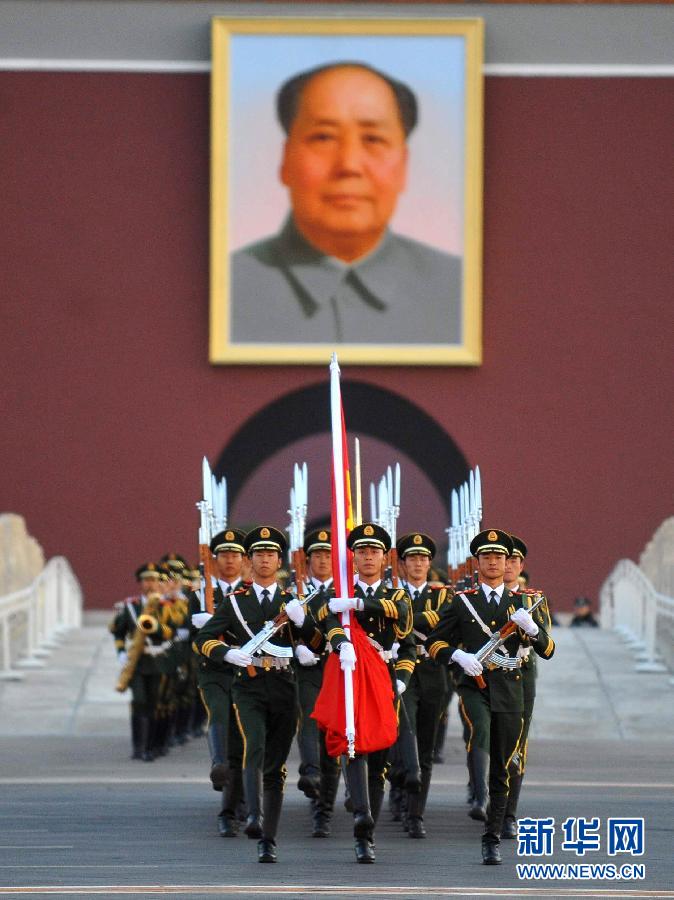 10月1日，五星红旗在晨曦中的天安门广场上空高高飘扬。当日，来自全国各地的十二万余名群众汇聚北京天安门广场，观看隆重的升旗仪式，庆祝中华人民共和国成立62周年。新华社记者罗晓光摄