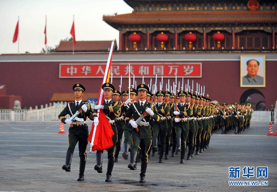 10月1日，五星红旗在晨曦中的天安门广场上空高高飘扬。当日，来自全国各地的十二万余名群众汇聚北京天安门广场，观看隆重的升旗仪式，庆祝中华人民共和国成立62周年。新华社记者罗晓光摄