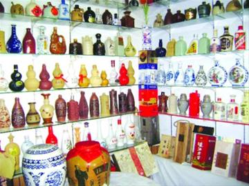 七旬教师收藏千个酒瓶做展览 传播中国传统文化
