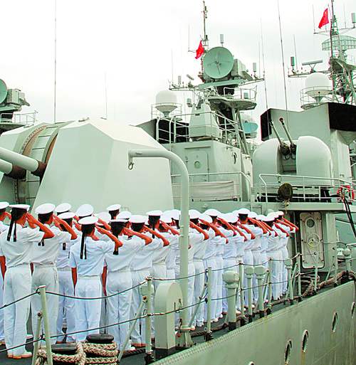 汕头舰国庆升旗(图)