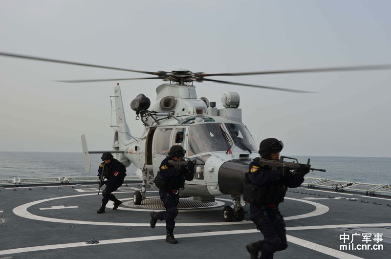 中国海军第九批护航编队迎国庆不忘加强战备-
