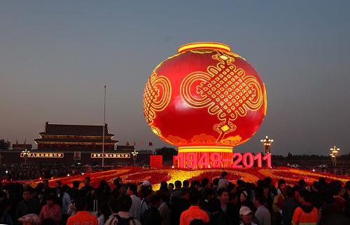 当日,北京国庆节夜色璀璨,大红灯笼,花坛,各色灯火把京城装扮得分外