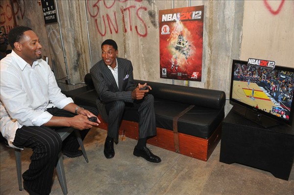 图文:NBA 2K12发行 霍里和皮蓬对决