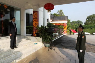 中国驻文莱大使馆举行国庆62周年升旗仪式(组图)