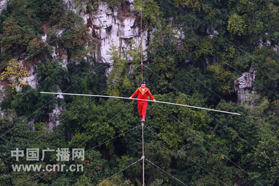 阿迪力在百米高空走钢丝