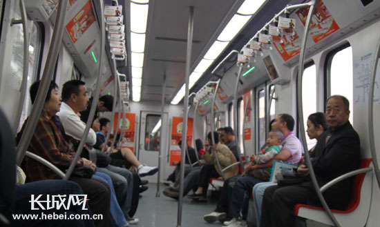 北京地铁一号线十一当晚高峰期车厢内部 张坤宁摄